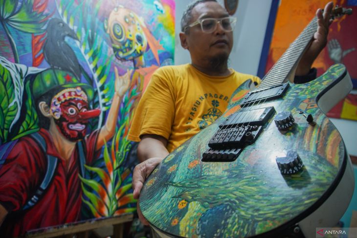 Seniman gitar lukis di Lumajang