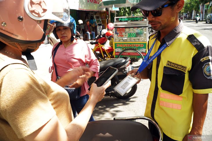 Pembayaran parkir dengan QRIS di Tulungagung