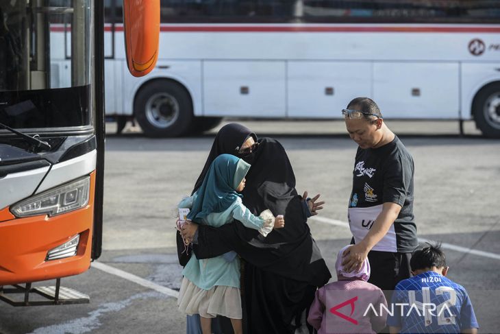 Arus balik penumpang saat libur tahun baru di Terminal Pakupatan