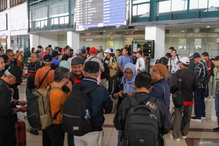 Arus balik di Bandara Juanda