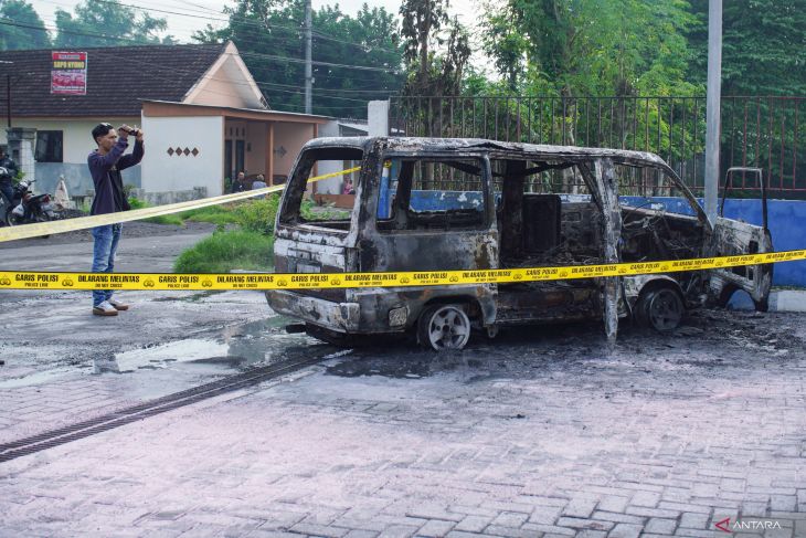 Kebakaran mobil di SPBU Lumajang