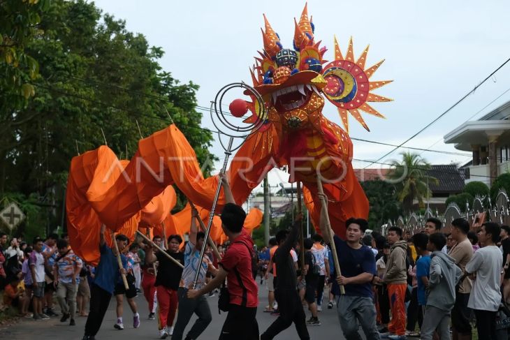 Damkar latihan atraksi liong naga di Pontianak