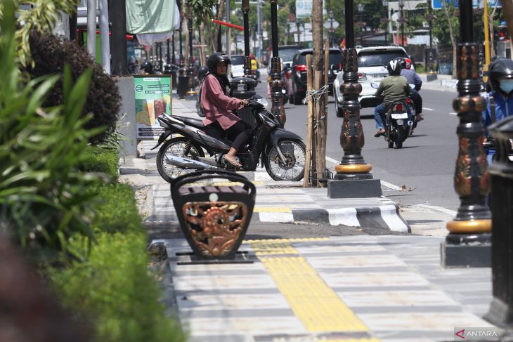 Revitalisasi trotoar di Kediri