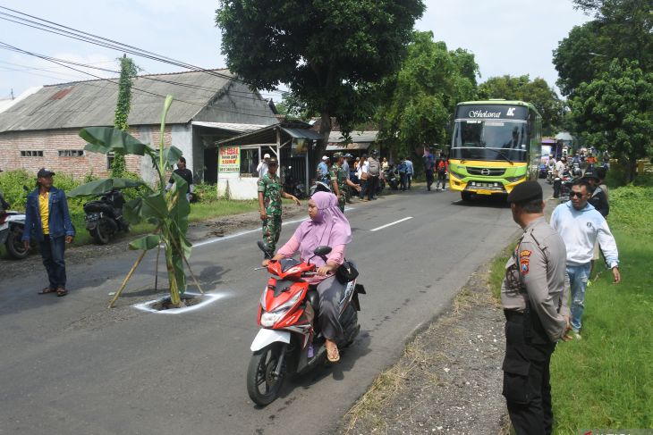 Aksi protes jalan provinsi rusak di Jember