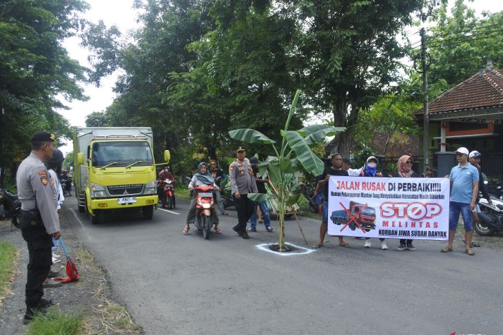 Aksi protes jalan provinsi rusak di Jember