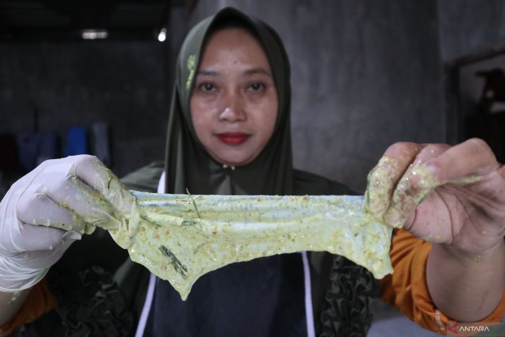 Produksi kerupuk kulit ikan patin Jombang