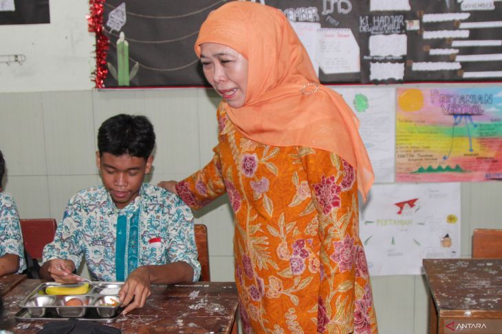 Gubernur Jatim terpilih meninjau makan siang gratis di Sidoarjo