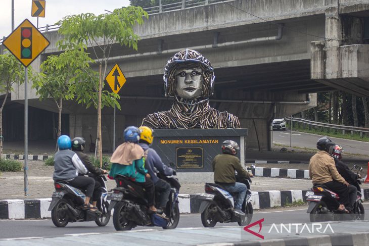 Monumen keselamatan dari knalpot brong di Padalarang