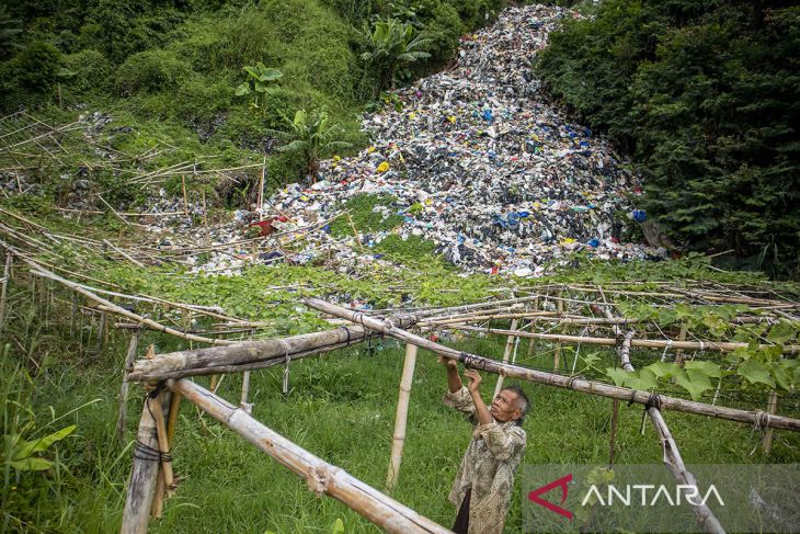 Tempat pembuangan sampah ilegal di Lembang