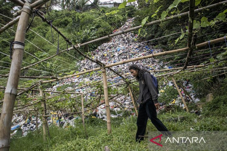 Tempat pembuangan sampah ilegal di Lembang