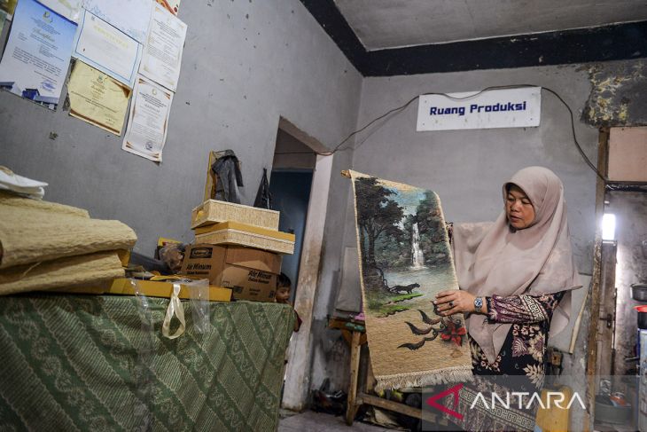 Perajin tenun dari akar wangi di Kabupaten Garut