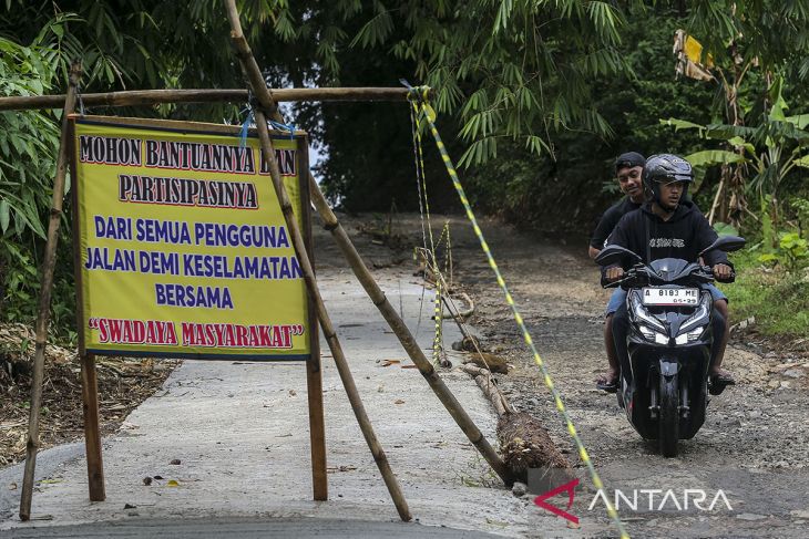 Perbaikan jalan rusak secara swadaya