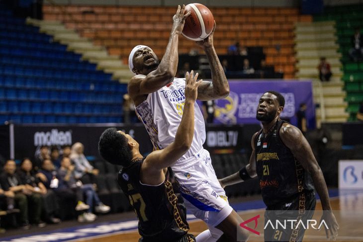 Prawira Bandung melawan Bima Perkasa Jogja