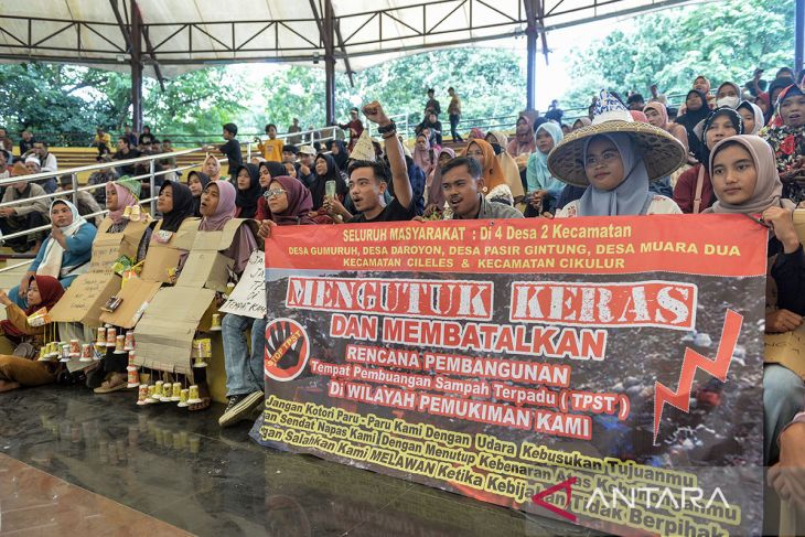 Aksi tolak pembangunan TPST Regional Banten