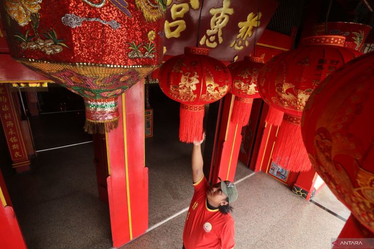 Persiapan imlek di klenteng cagar budaya Kota Kediri