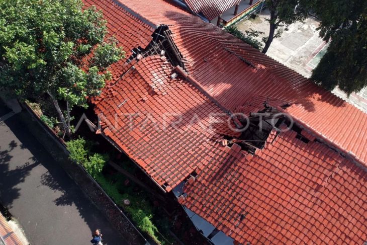 Atap sekolah ambruk di Depok