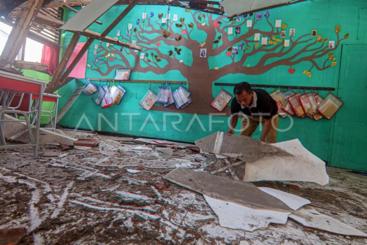 Atap sekolah ambruk di Depok