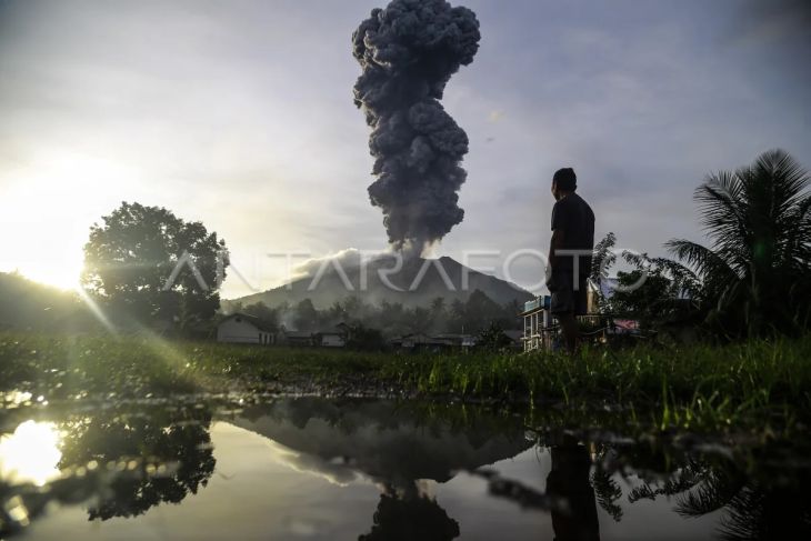 Gunung Ibu erupsi keluarkan abu vulkanik