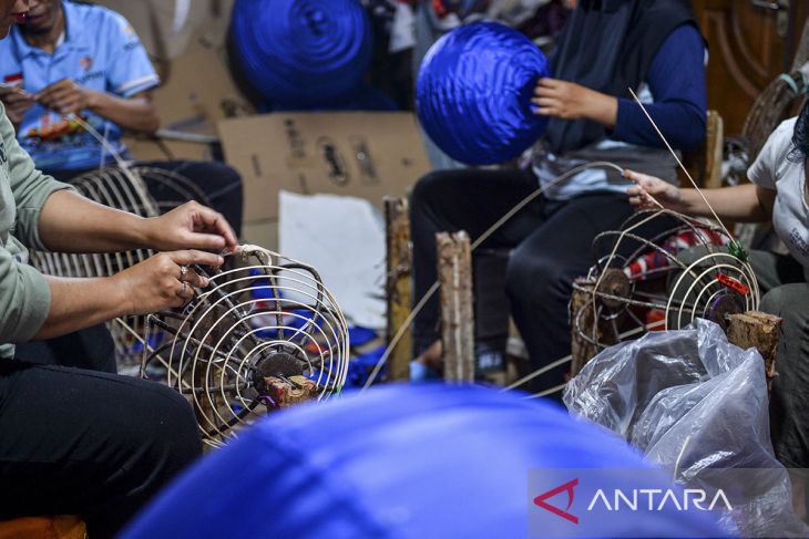 Produksi dekorasi lampion di Bandung