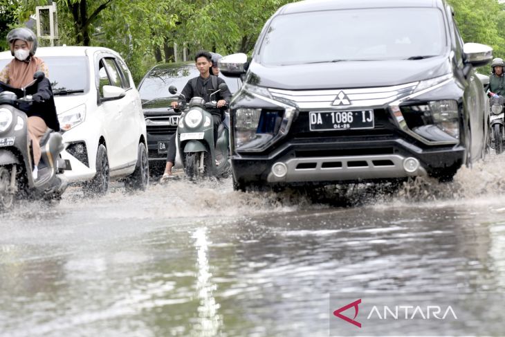 Banjir rob dan genangan air akibat hujan di Banjarmasin