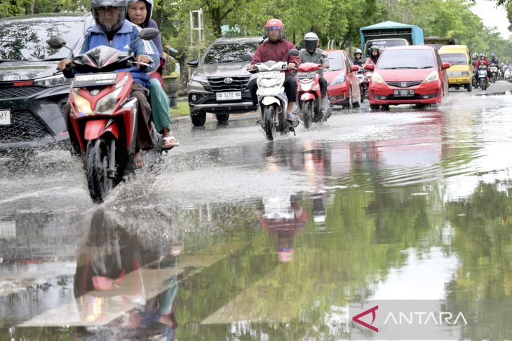 Banjir rob dan genangan air akibat hujan di Banjarmasin