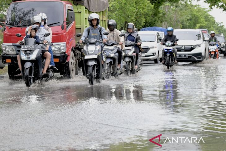 Banjir rob dan genangan air akibat hujan di Banjarmasin