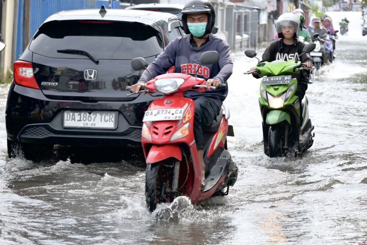 Banjir rob dan genangan air akibat hujan di Banjarmasin
