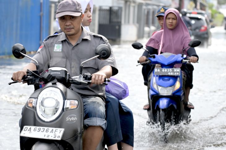 Banjir rob dan genangan air akibat hujan di Banjarmasin