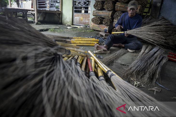 Produksi sapu lidi di Kabupaten Serang