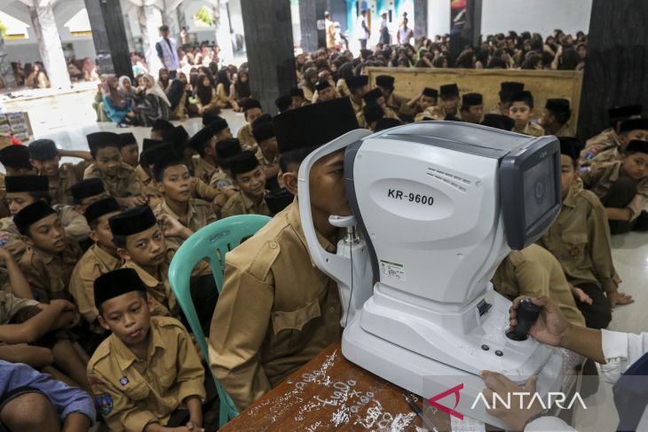 Pemeriksaan mata dan pemberian kacamata gratis untuk santri