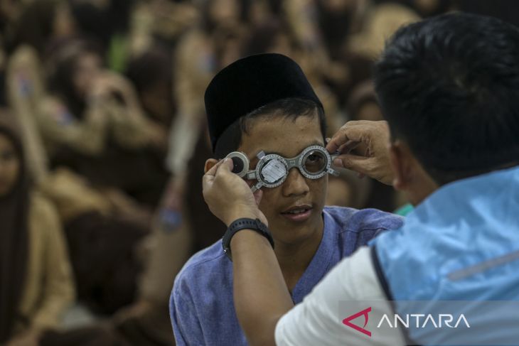 Pemeriksaan mata dan pemberian kacamata gratis untuk santri