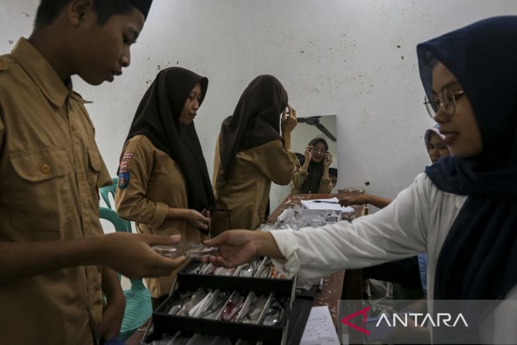 Pemeriksaan mata dan pemberian kacamata gratis untuk santri