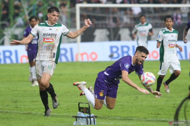 Persik Kediri melawan PSS Sleman