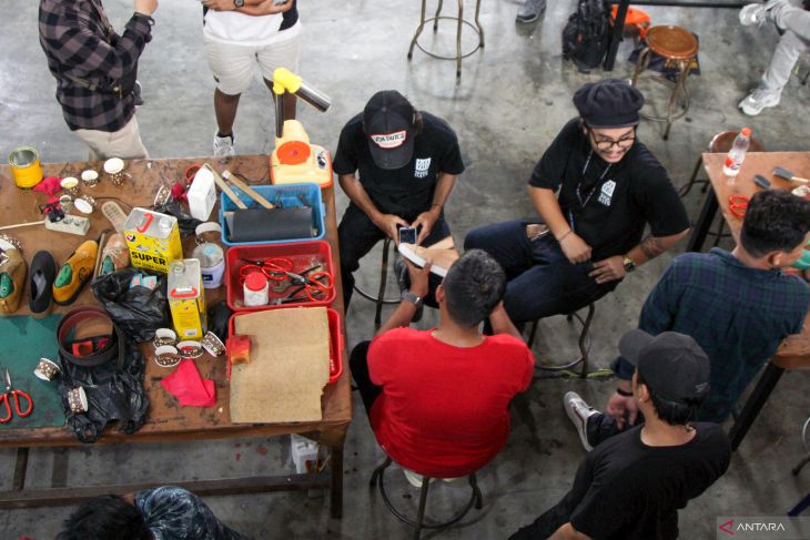 Pelatihan perbaikan sol sepatu