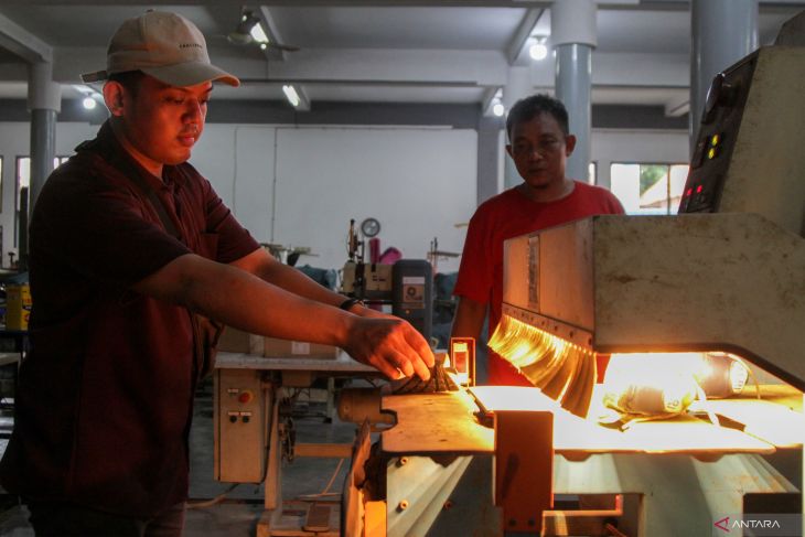 Pelatihan perbaikan sol sepatu