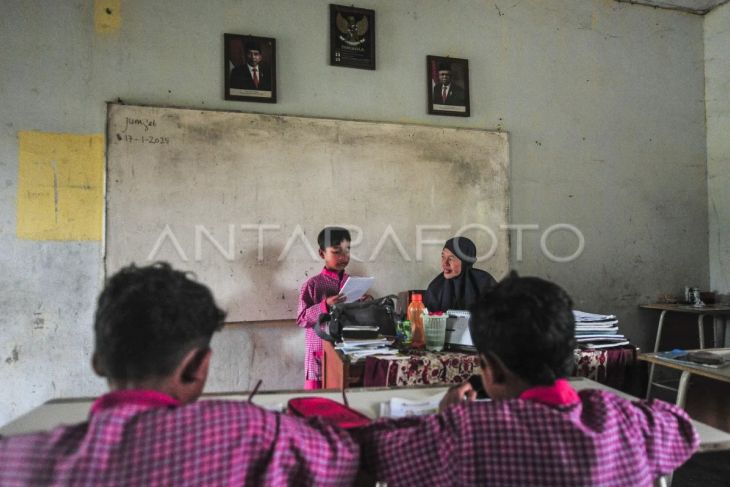 Siswa belajar di ruang kelas rusak