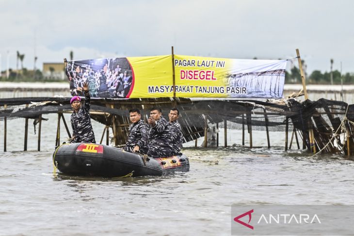 TNI AL dan nelayan bongkar pagar laut di Tangerang