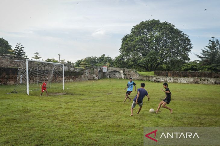 Larangan bermain sepak bola di Benteng Speelwijk