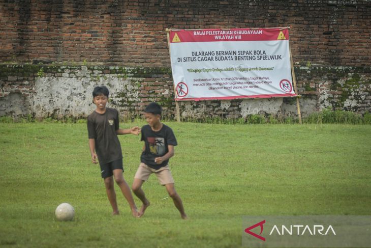 Larangan bermain sepak bola di Benteng Speelwijk