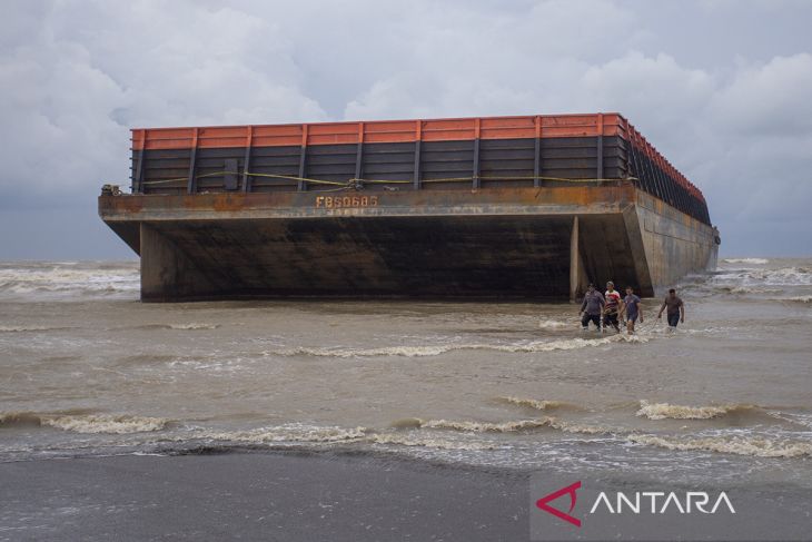Tongkang terdampar di pesisir Indramayu