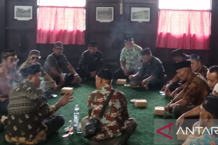 Ritual adat mencari buronan Desertir Sertu Hendri