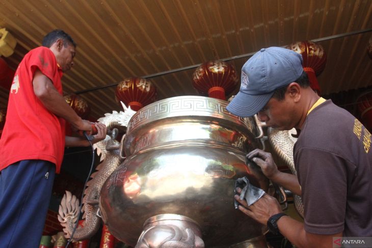 Pembersihan Klenteng Eng an Kiong Malang jelang Imlek