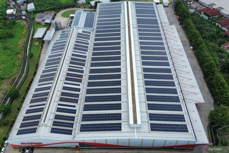 Peresmian PLTS atap CCEP Indonesia di Pasuruan