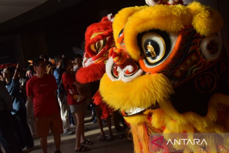 Atraksi Barongsai di pusat perbelanjaan di Medan