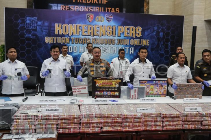 Konferensi pers kasus judi daring: 11 tersangka dan mengamankan barang bukti uang sekitar Rp61 miliar