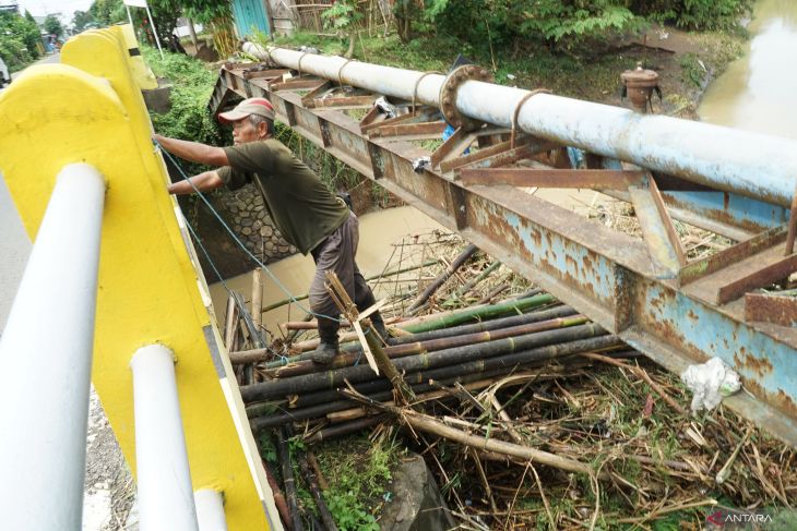 Jembatan tersumbat sampah bambu di Tulungagung