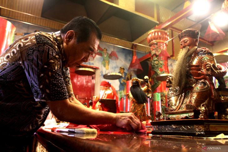 Pembersihan patung dewa jelang Imlek di klenteng Eng An Kiong