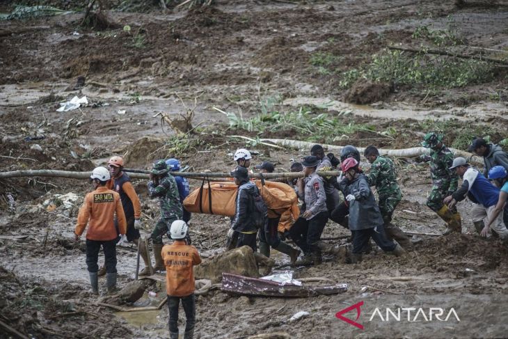 Petugas lakukan pencarian korban tanah longsor di Kabupaten Pekalongan