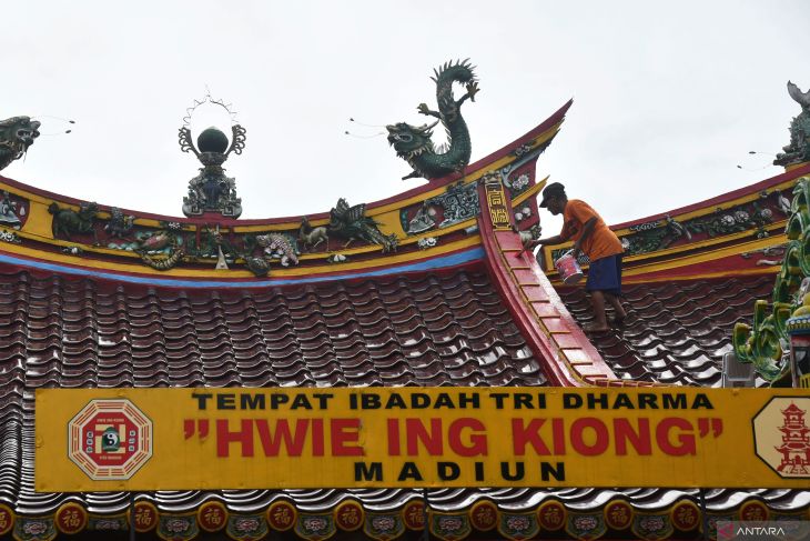 Persiapan sambut Imlek di TITD Hwie Ing Kiong Madiun