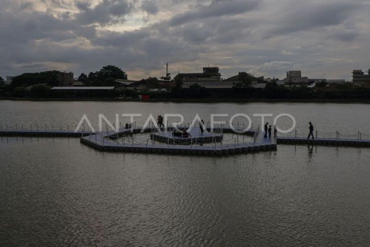 Wisata jembatan apung Situ Rawa Kalong Depok